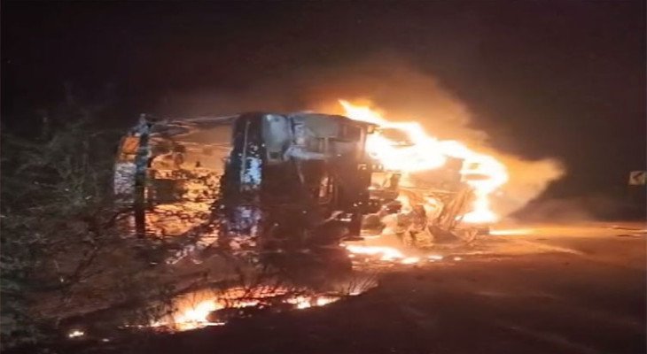 A bus traveling from Karachi to Quetta caught fire, killing two passengers.