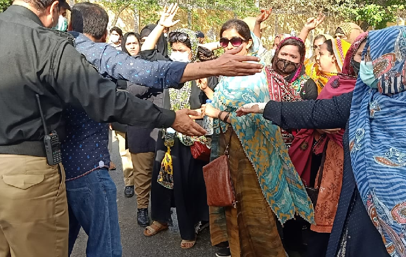 Karachi’s Contractual Teachers Demand Regularization Amid Protests